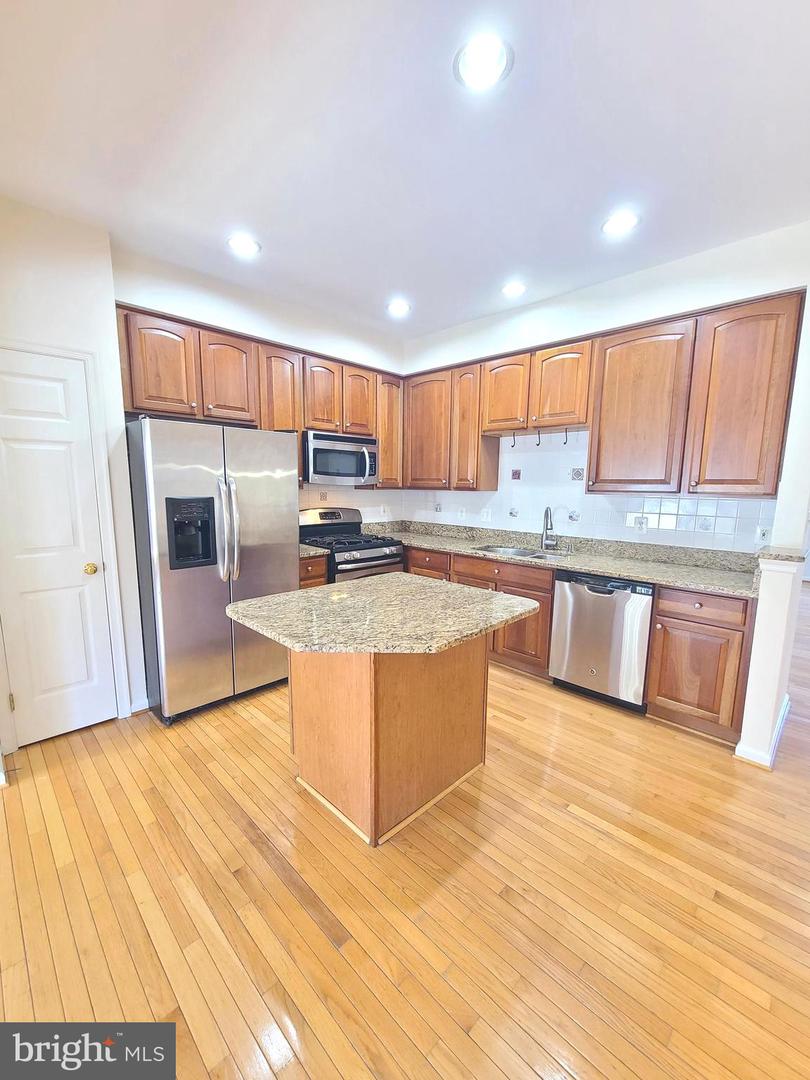 8118 HORSESHOE COTTAGE CIR, LORTON, Virginia 22079, 3 Bedrooms Bedrooms, ,2 BathroomsBathrooms,Residential,For sale,8118 HORSESHOE COTTAGE CIR,VAFX2286242 MLS # VAFX2286242