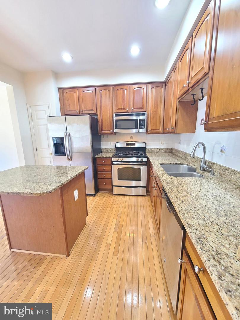 8118 HORSESHOE COTTAGE CIR, LORTON, Virginia 22079, 3 Bedrooms Bedrooms, ,2 BathroomsBathrooms,Residential,For sale,8118 HORSESHOE COTTAGE CIR,VAFX2286242 MLS # VAFX2286242