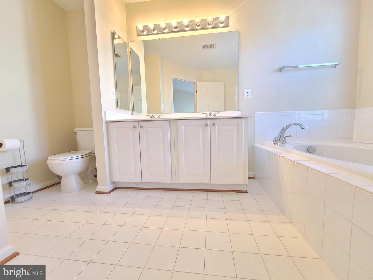 8118 HORSESHOE COTTAGE CIR, LORTON, Virginia 22079, 3 Bedrooms Bedrooms, ,2 BathroomsBathrooms,Residential,For sale,8118 HORSESHOE COTTAGE CIR,VAFX2286242 MLS # VAFX2286242