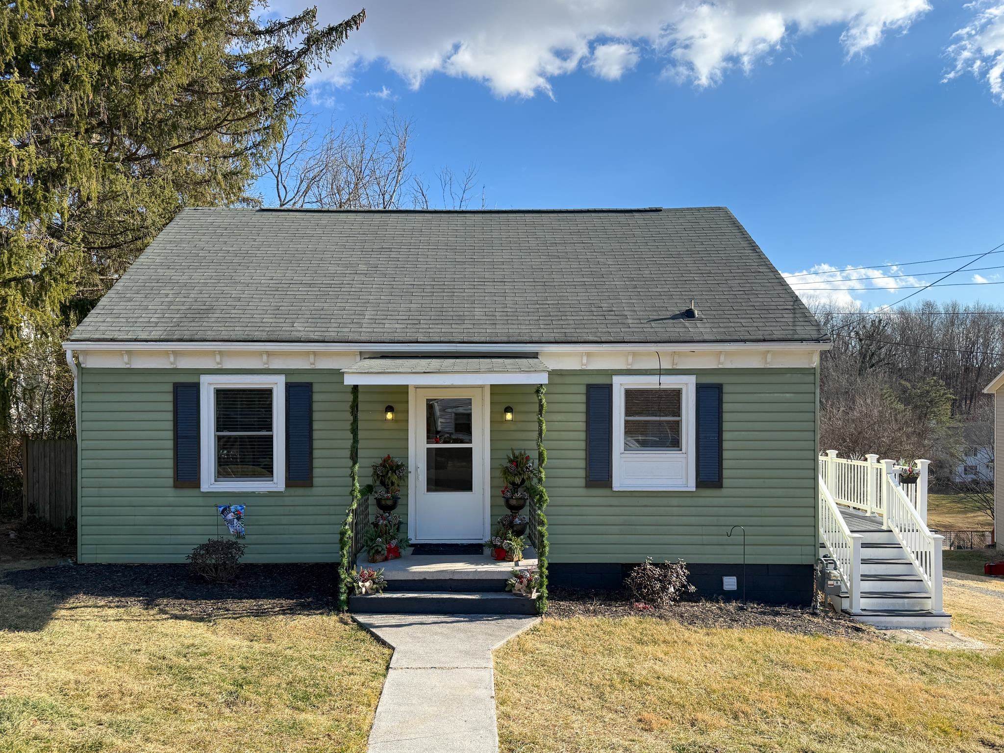 703 MONROE ST, STAUNTON, Virginia 24401, 3 Bedrooms Bedrooms, ,1 BathroomBathrooms,Residential,703 MONROE ST,672316 MLS # 672316