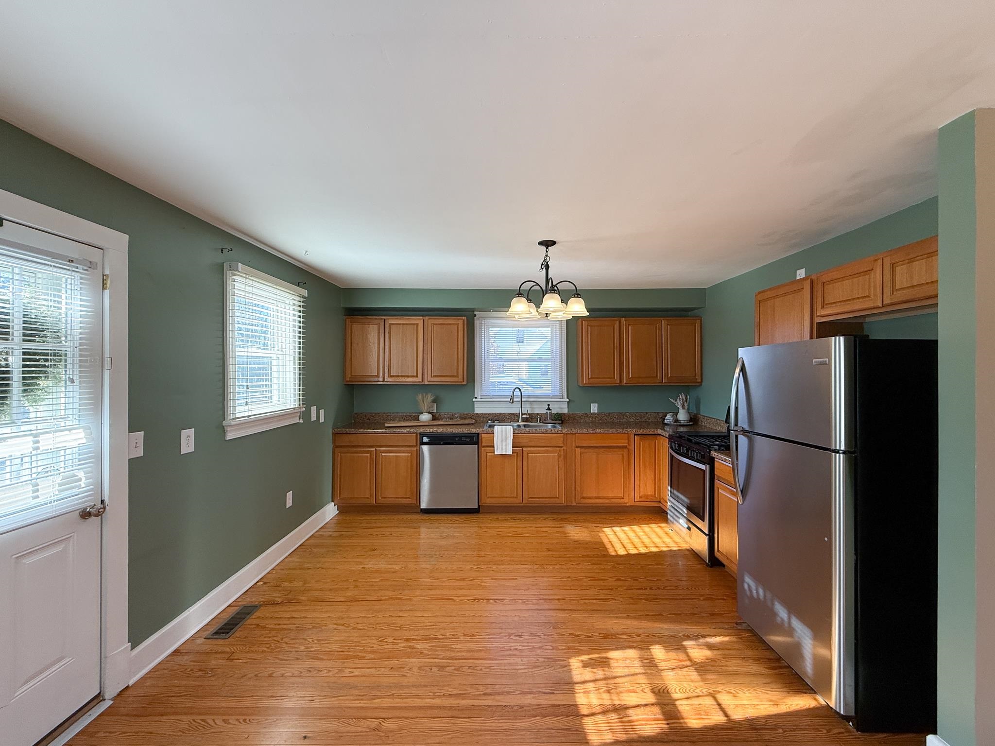 703 MONROE ST, STAUNTON, Virginia 24401, 3 Bedrooms Bedrooms, ,1 BathroomBathrooms,Residential,703 MONROE ST,672316 MLS # 672316