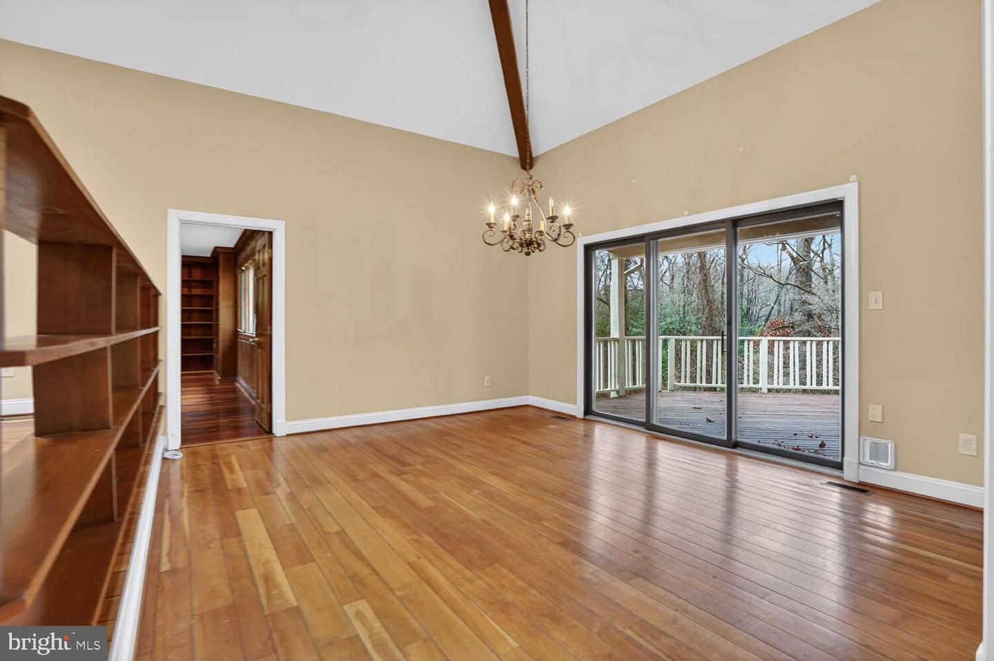 905 FALLS BRIDGE LN, GREAT FALLS, Virginia 22066, 4 Bedrooms Bedrooms, ,4 BathroomsBathrooms,Residential,For sale,905 FALLS BRIDGE LN,VAFX2286480 MLS # VAFX2286480