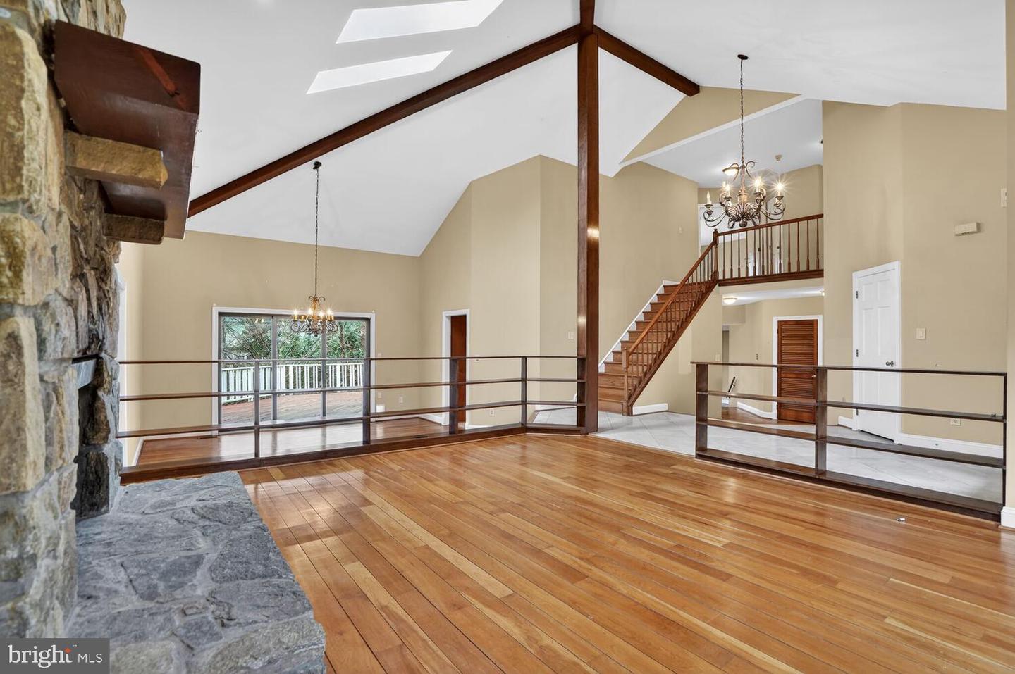 905 FALLS BRIDGE LN, GREAT FALLS, Virginia 22066, 4 Bedrooms Bedrooms, ,4 BathroomsBathrooms,Residential,For sale,905 FALLS BRIDGE LN,VAFX2286480 MLS # VAFX2286480