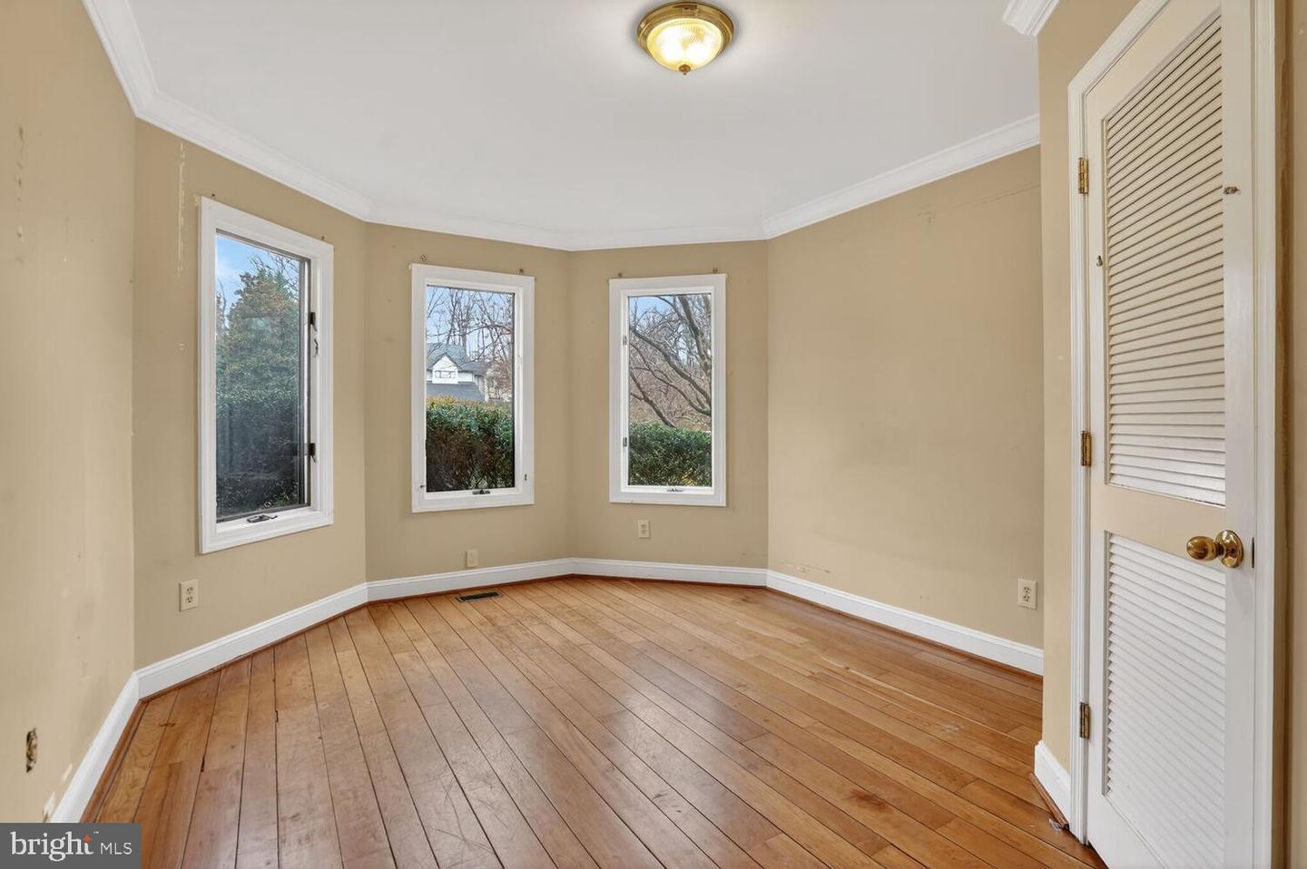 905 FALLS BRIDGE LN, GREAT FALLS, Virginia 22066, 4 Bedrooms Bedrooms, ,4 BathroomsBathrooms,Residential,For sale,905 FALLS BRIDGE LN,VAFX2286480 MLS # VAFX2286480