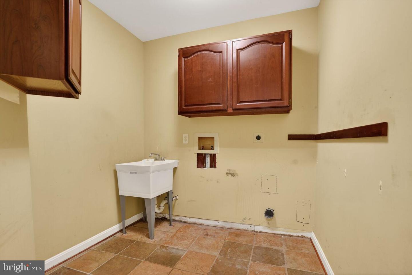 905 FALLS BRIDGE LN, GREAT FALLS, Virginia 22066, 4 Bedrooms Bedrooms, ,4 BathroomsBathrooms,Residential,For sale,905 FALLS BRIDGE LN,VAFX2286480 MLS # VAFX2286480