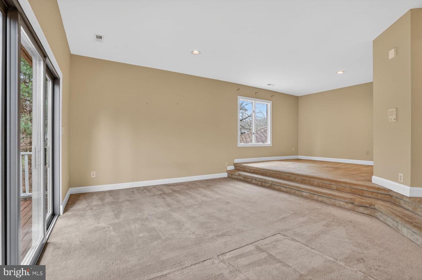 905 FALLS BRIDGE LN, GREAT FALLS, Virginia 22066, 4 Bedrooms Bedrooms, ,4 BathroomsBathrooms,Residential,For sale,905 FALLS BRIDGE LN,VAFX2286480 MLS # VAFX2286480