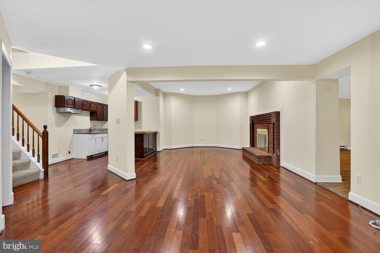 905 FALLS BRIDGE LN, GREAT FALLS, Virginia 22066, 4 Bedrooms Bedrooms, ,4 BathroomsBathrooms,Residential,For sale,905 FALLS BRIDGE LN,VAFX2286480 MLS # VAFX2286480