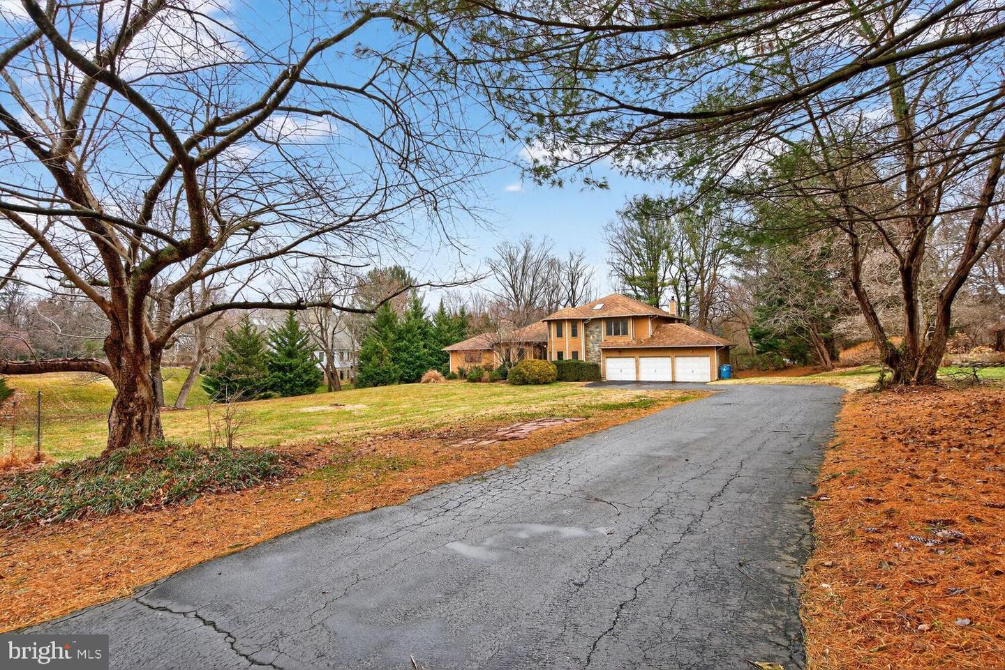 905 FALLS BRIDGE LN, GREAT FALLS, Virginia 22066, 4 Bedrooms Bedrooms, ,4 BathroomsBathrooms,Residential,For sale,905 FALLS BRIDGE LN,VAFX2286480 MLS # VAFX2286480