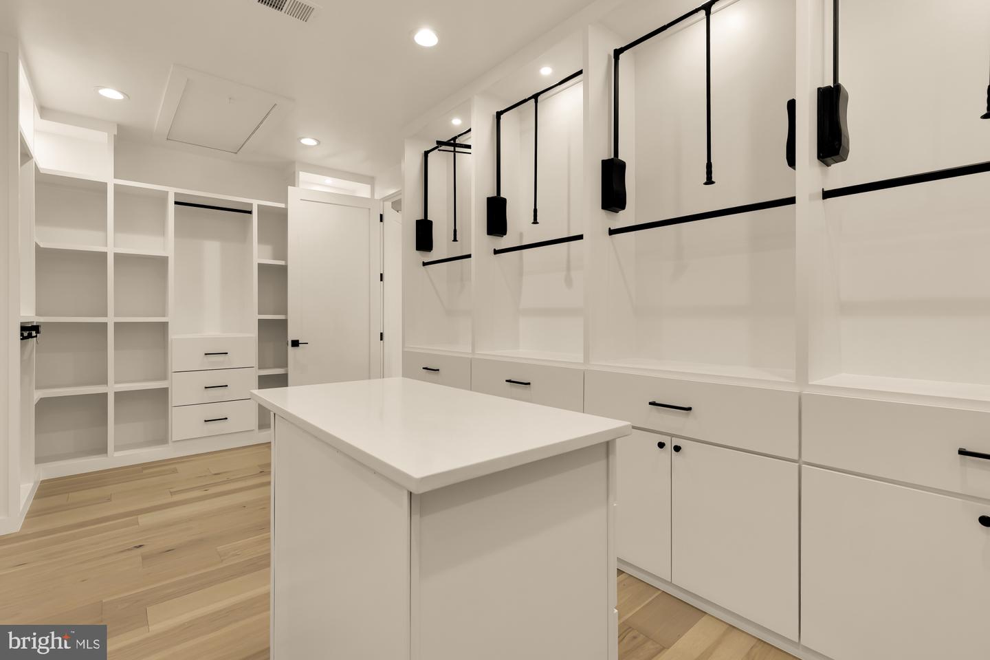 6935 SOUTHRIDGE DR, MCLEAN, Virginia 22101, 6 Bedrooms Bedrooms, ,6 BathroomsBathrooms,Residential,For sale,6935 SOUTHRIDGE DR,VAFX2286554 MLS # VAFX2286554