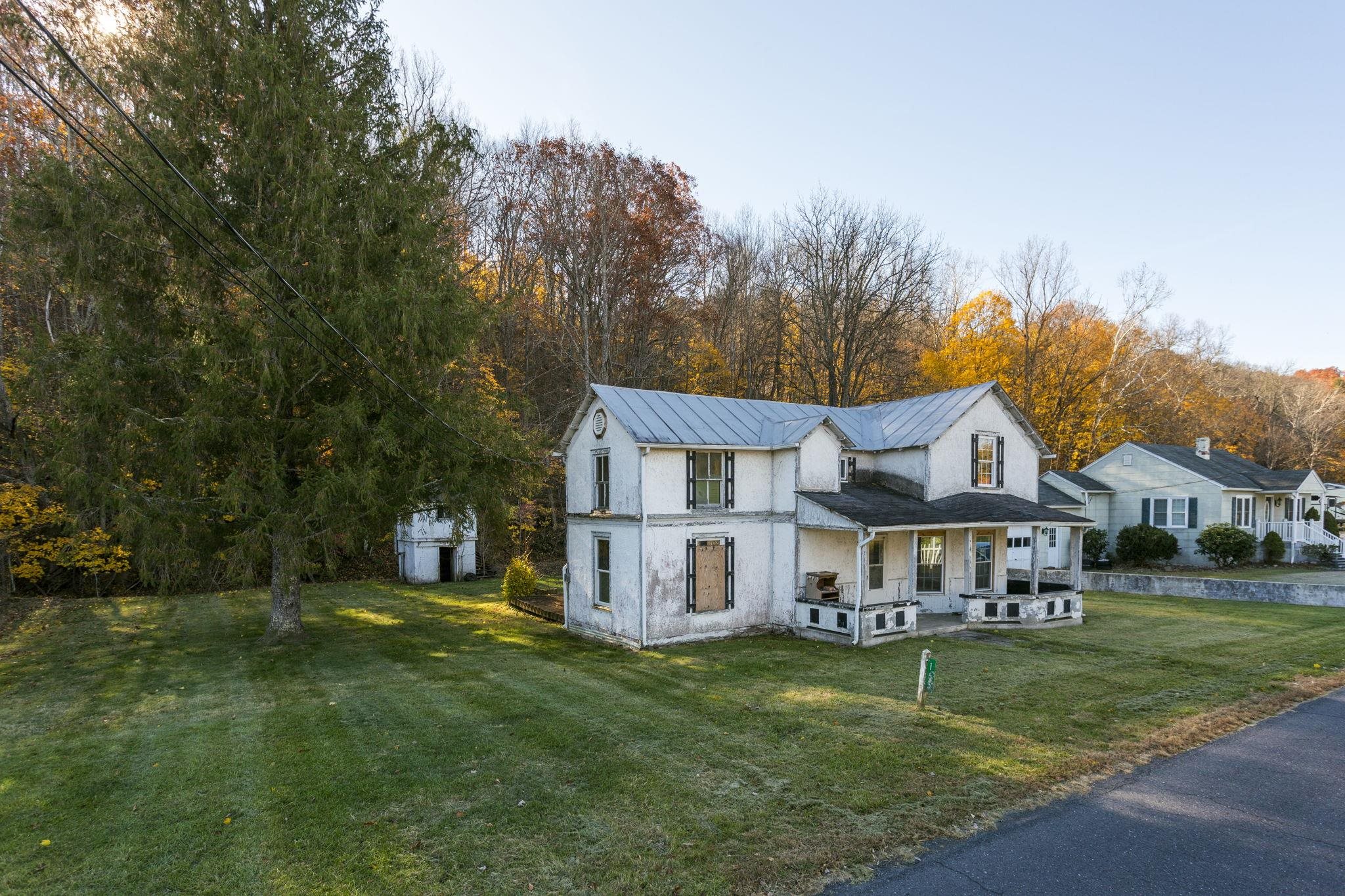 165 W RAILROAD AVE, CRAIGSVILLE, Virginia 24430, 4 Bedrooms Bedrooms, ,1 BathroomBathrooms,Residential,165 W RAILROAD AVE,670955 MLS # 670955 165 W RAILROAD AVE, CRAIGSVILLE, Virginia 24430, 4 Bedrooms Bedrooms, ,1 BathroomBathrooms,Residential,165 W RAILROAD AVE,670955 MLS # 670955