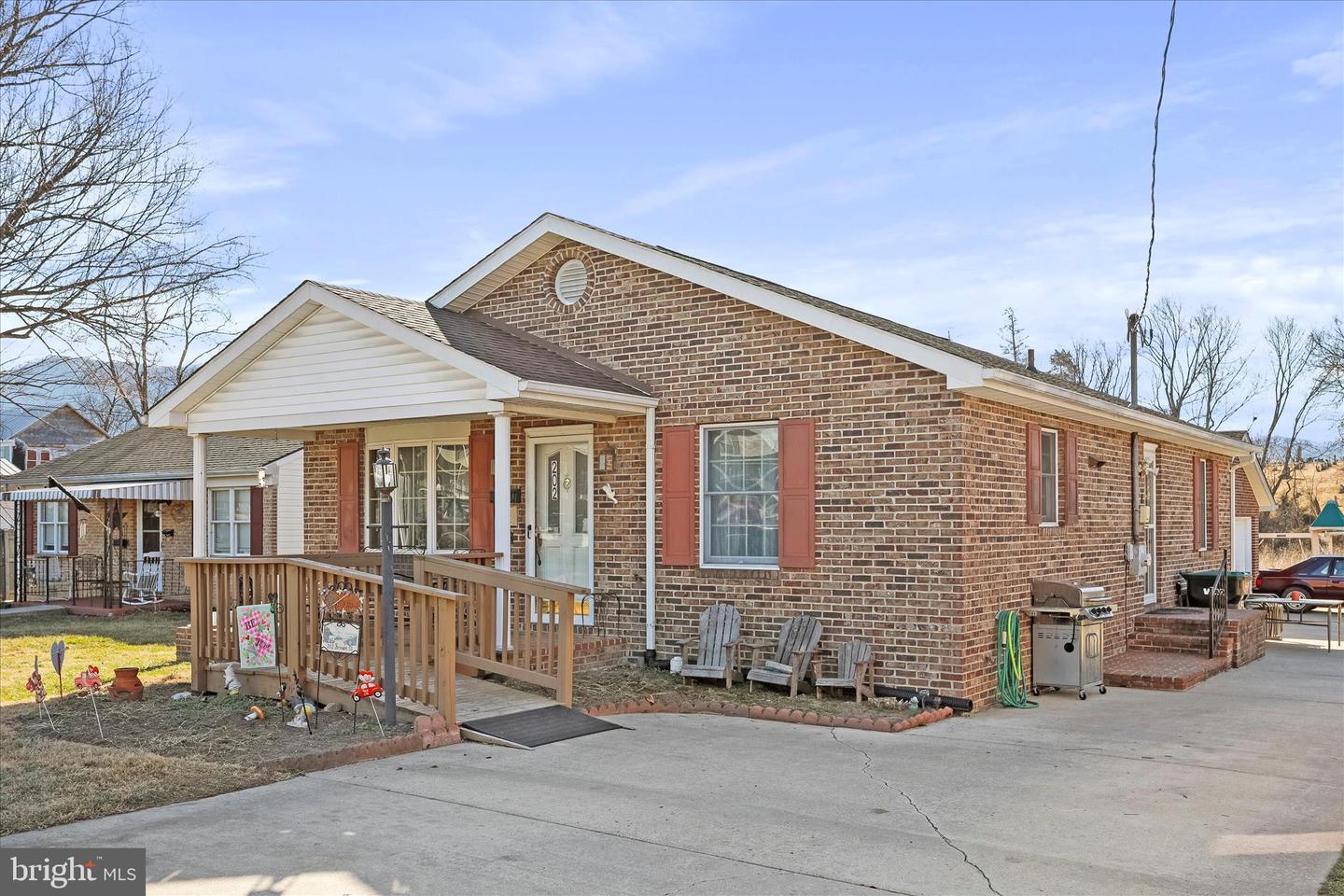 202 BROWN ST, STRASBURG, Virginia 22657, 2 Bedrooms Bedrooms, ,1 BathroomBathrooms,Residential,For sale,202 BROWN ST,VASH2013418 MLS # VASH2013418