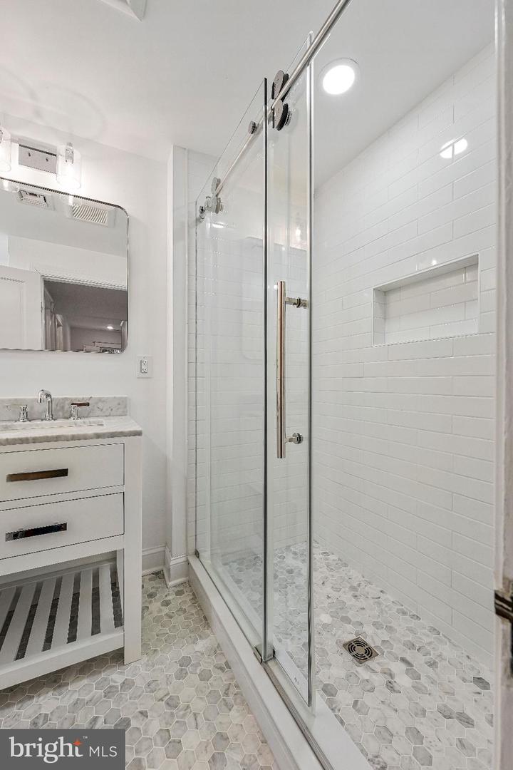 1120 BALLS HILL RD, MCLEAN, Virginia 22101, 5 Bedrooms Bedrooms, 10 Rooms Rooms,3 BathroomsBathrooms,Residential,For sale,1120 BALLS HILL RD,VAFX2286668 MLS # VAFX2286668