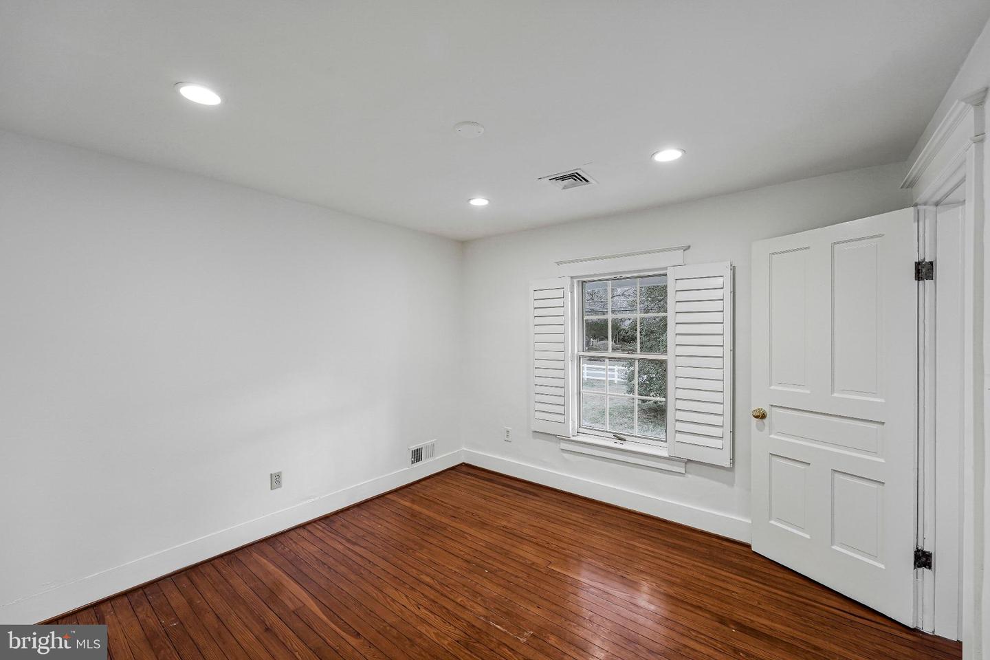 1120 BALLS HILL RD, MCLEAN, Virginia 22101, 5 Bedrooms Bedrooms, 10 Rooms Rooms,3 BathroomsBathrooms,Residential,For sale,1120 BALLS HILL RD,VAFX2286668 MLS # VAFX2286668