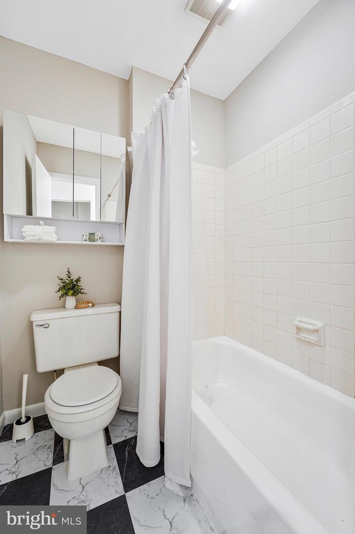 5778-B REXFORD CT #5778B, SPRINGFIELD, Virginia 22152, 2 Bedrooms Bedrooms, ,2 BathroomsBathrooms,Residential,For sale,5778-B REXFORD CT #5778B,VAFX2275790 MLS # VAFX2275790