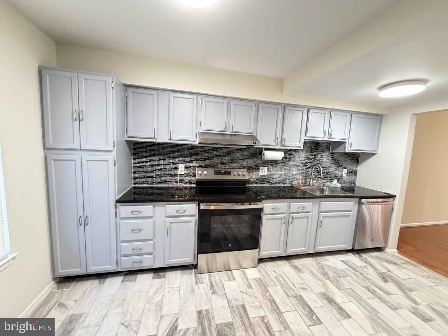 6427 OLD SCOTTS CT, SPRINGFIELD, Virginia 22152, 3 Bedrooms Bedrooms, ,3 BathroomsBathrooms,Residential,For sale,6427 OLD SCOTTS CT,VAFX2286496 MLS # VAFX2286496