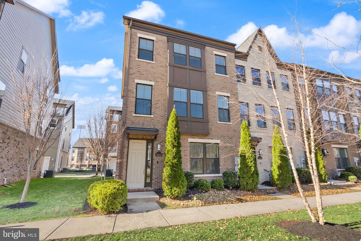 13650 AIR AND SPACE MUSEUM PKWY, HERNDON, Virginia 20171, 3 Bedrooms Bedrooms, ,3 BathroomsBathrooms,Residential,For sale,13650 AIR AND SPACE MUSEUM PKWY,VAFX2279208 MLS # VAFX2279208