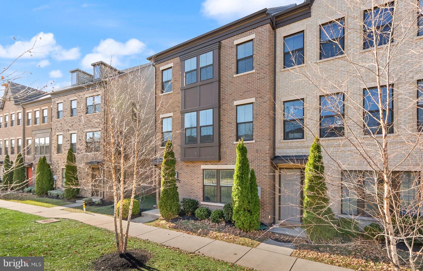 13650 AIR AND SPACE MUSEUM PKWY, HERNDON, Virginia 20171, 3 Bedrooms Bedrooms, ,3 BathroomsBathrooms,Residential,For sale,13650 AIR AND SPACE MUSEUM PKWY,VAFX2279208 MLS # VAFX2279208