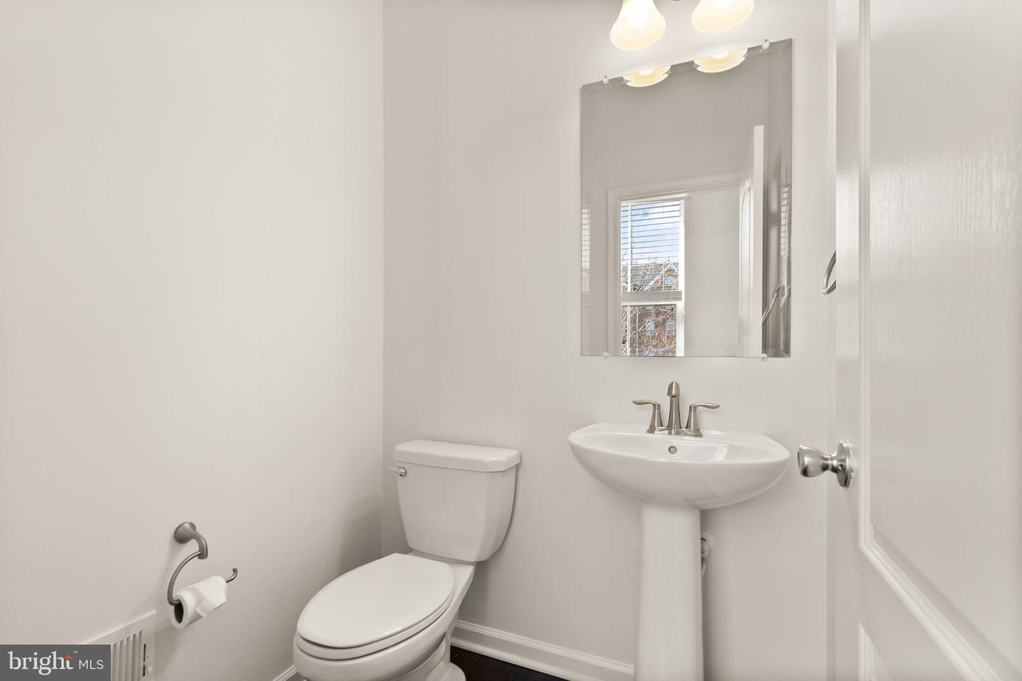 13650 AIR AND SPACE MUSEUM PKWY, HERNDON, Virginia 20171, 3 Bedrooms Bedrooms, ,3 BathroomsBathrooms,Residential,For sale,13650 AIR AND SPACE MUSEUM PKWY,VAFX2279208 MLS # VAFX2279208