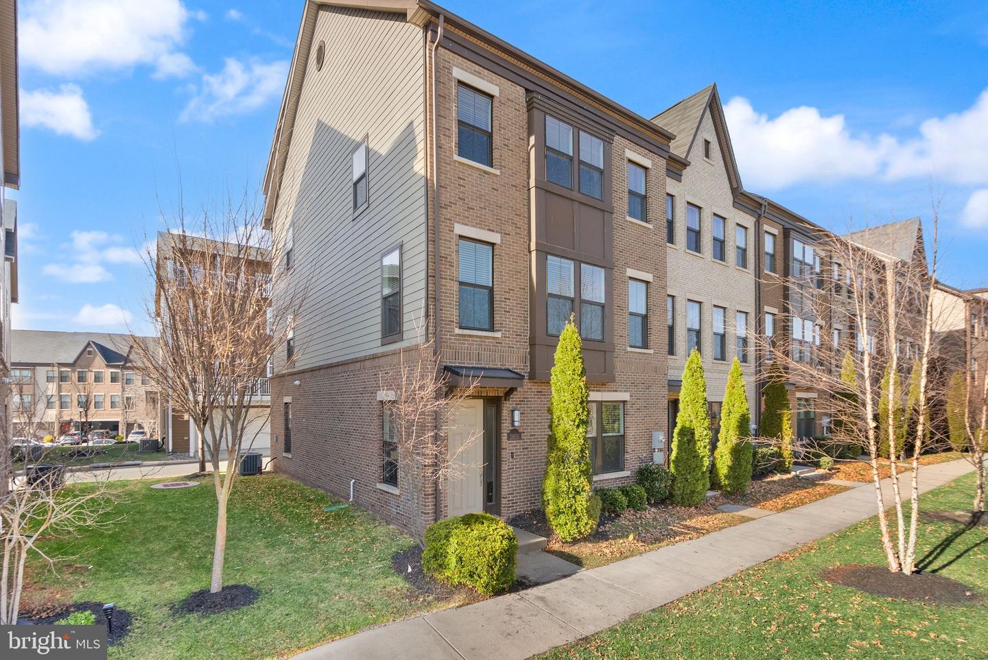 13650 AIR AND SPACE MUSEUM PKWY, HERNDON, Virginia 20171, 3 Bedrooms Bedrooms, ,3 BathroomsBathrooms,Residential,For sale,13650 AIR AND SPACE MUSEUM PKWY,VAFX2279208 MLS # VAFX2279208