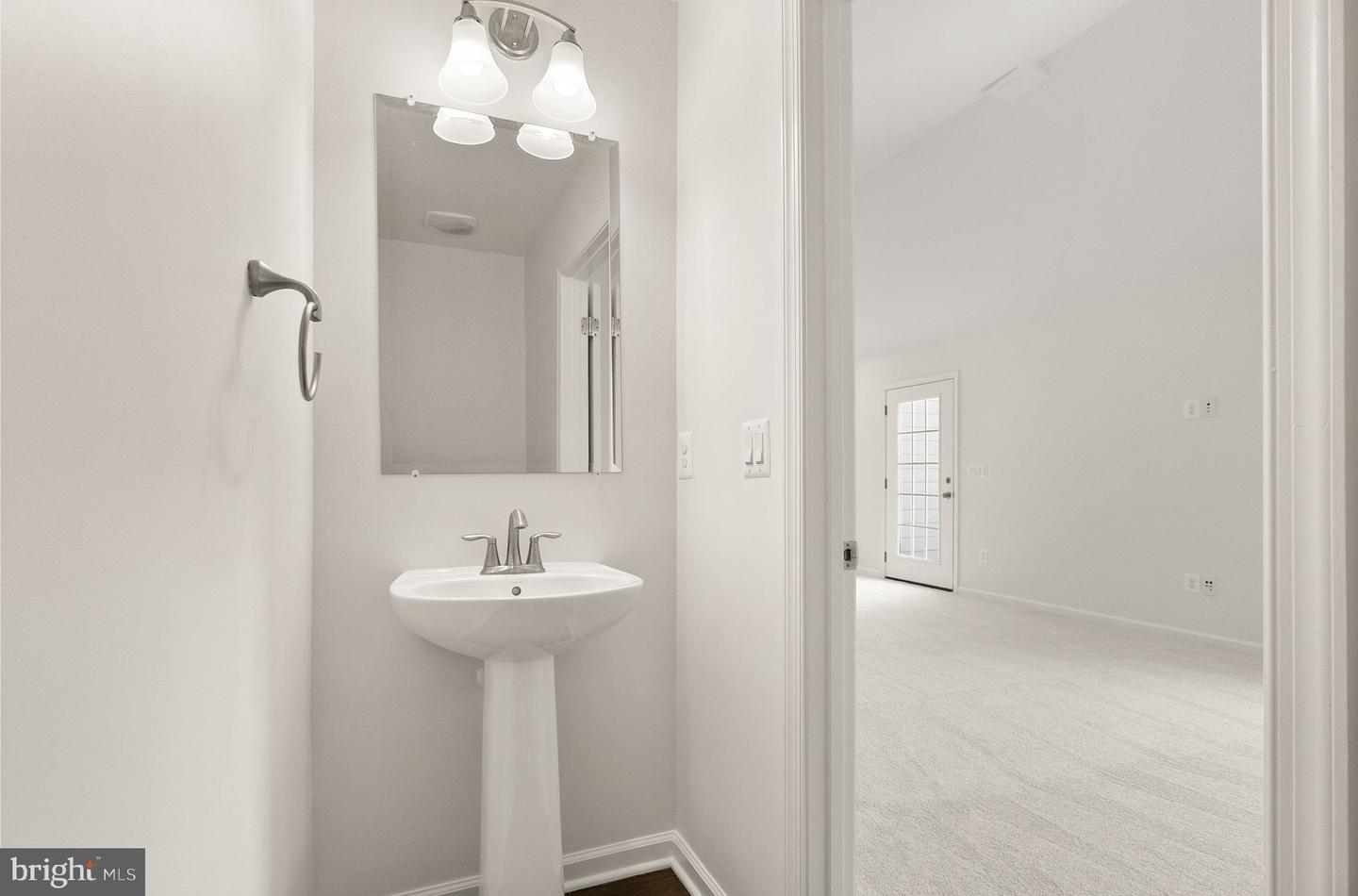 13650 AIR AND SPACE MUSEUM PKWY, HERNDON, Virginia 20171, 3 Bedrooms Bedrooms, ,3 BathroomsBathrooms,Residential,For sale,13650 AIR AND SPACE MUSEUM PKWY,VAFX2279208 MLS # VAFX2279208