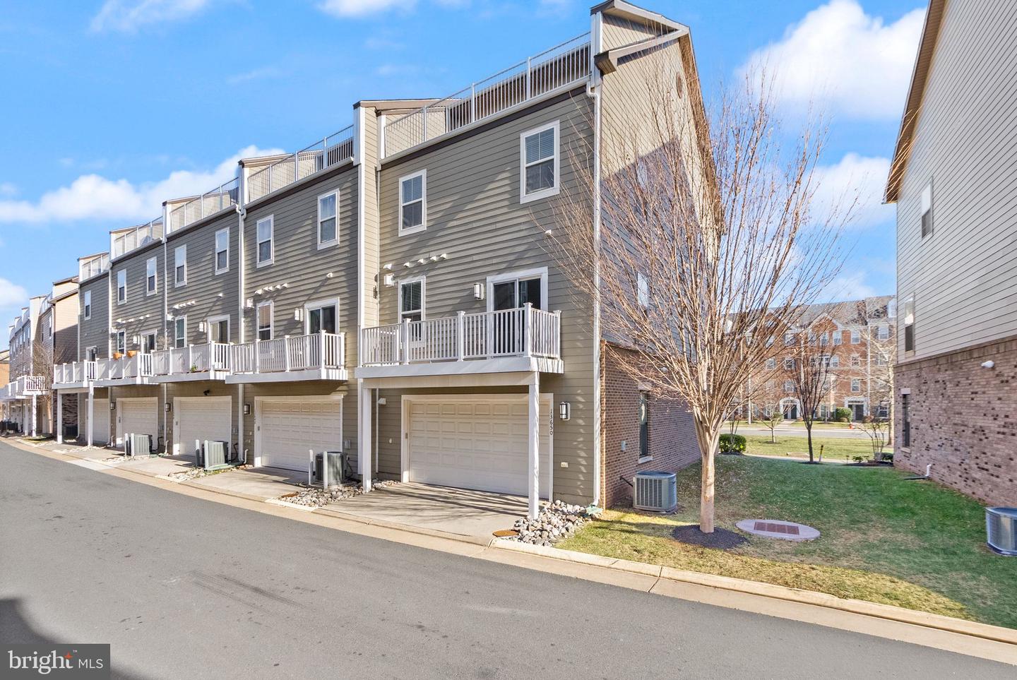 13650 AIR AND SPACE MUSEUM PKWY, HERNDON, Virginia 20171, 3 Bedrooms Bedrooms, ,3 BathroomsBathrooms,Residential,For sale,13650 AIR AND SPACE MUSEUM PKWY,VAFX2279208 MLS # VAFX2279208