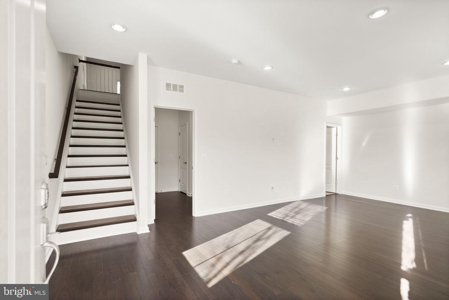 13650 AIR AND SPACE MUSEUM PKWY, HERNDON, Virginia 20171, 3 Bedrooms Bedrooms, ,3 BathroomsBathrooms,Residential,For sale,13650 AIR AND SPACE MUSEUM PKWY,VAFX2279208 MLS # VAFX2279208