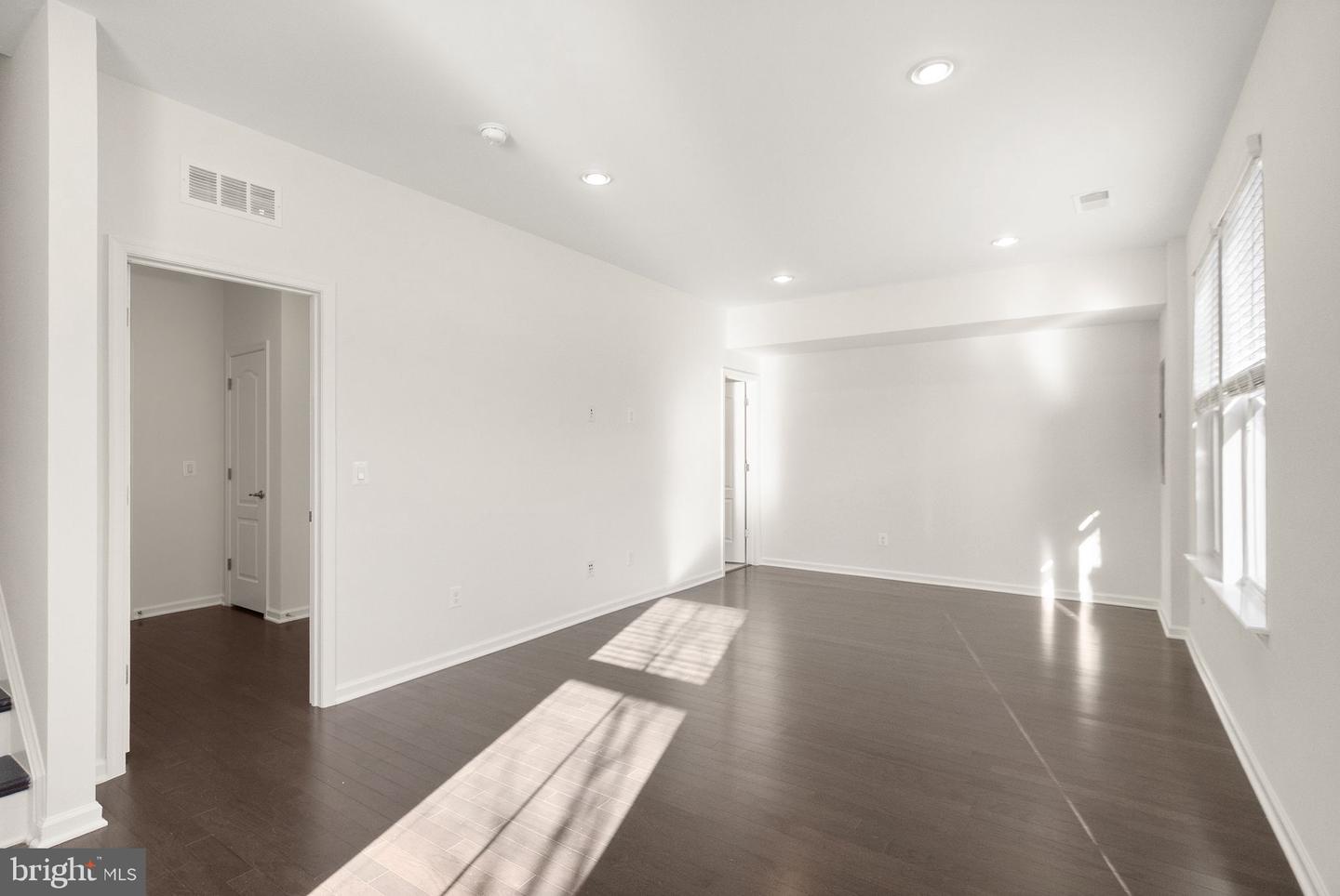 13650 AIR AND SPACE MUSEUM PKWY, HERNDON, Virginia 20171, 3 Bedrooms Bedrooms, ,3 BathroomsBathrooms,Residential,For sale,13650 AIR AND SPACE MUSEUM PKWY,VAFX2279208 MLS # VAFX2279208