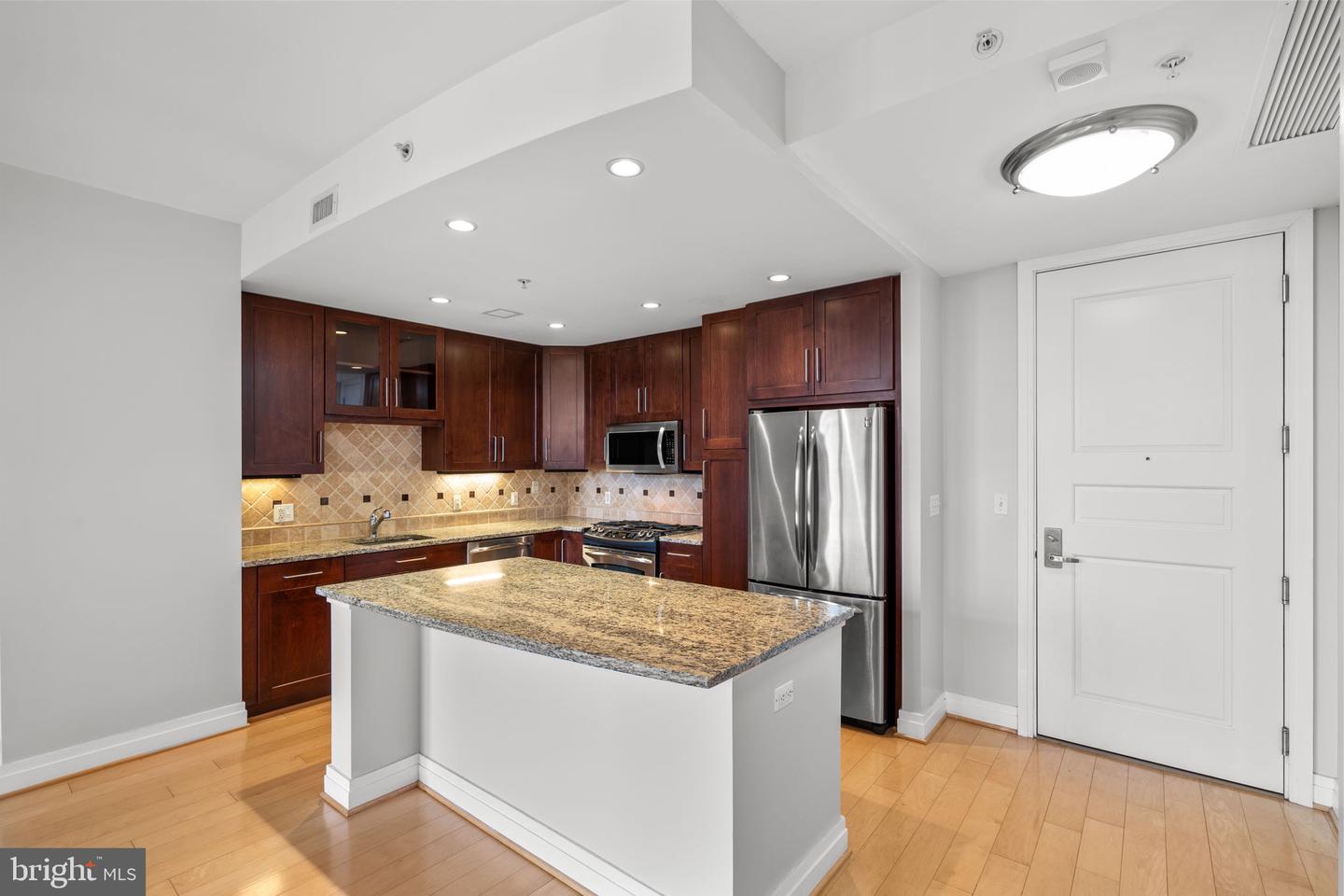 8220 CRESTWOOD HEIGHTS DR #203, MCLEAN, Virginia 22102, 1 Bedroom Bedrooms, 4 Rooms Rooms,2 BathroomsBathrooms,Residential,For sale,8220 CRESTWOOD HEIGHTS DR #203,VAFX2284356 MLS # VAFX2284356