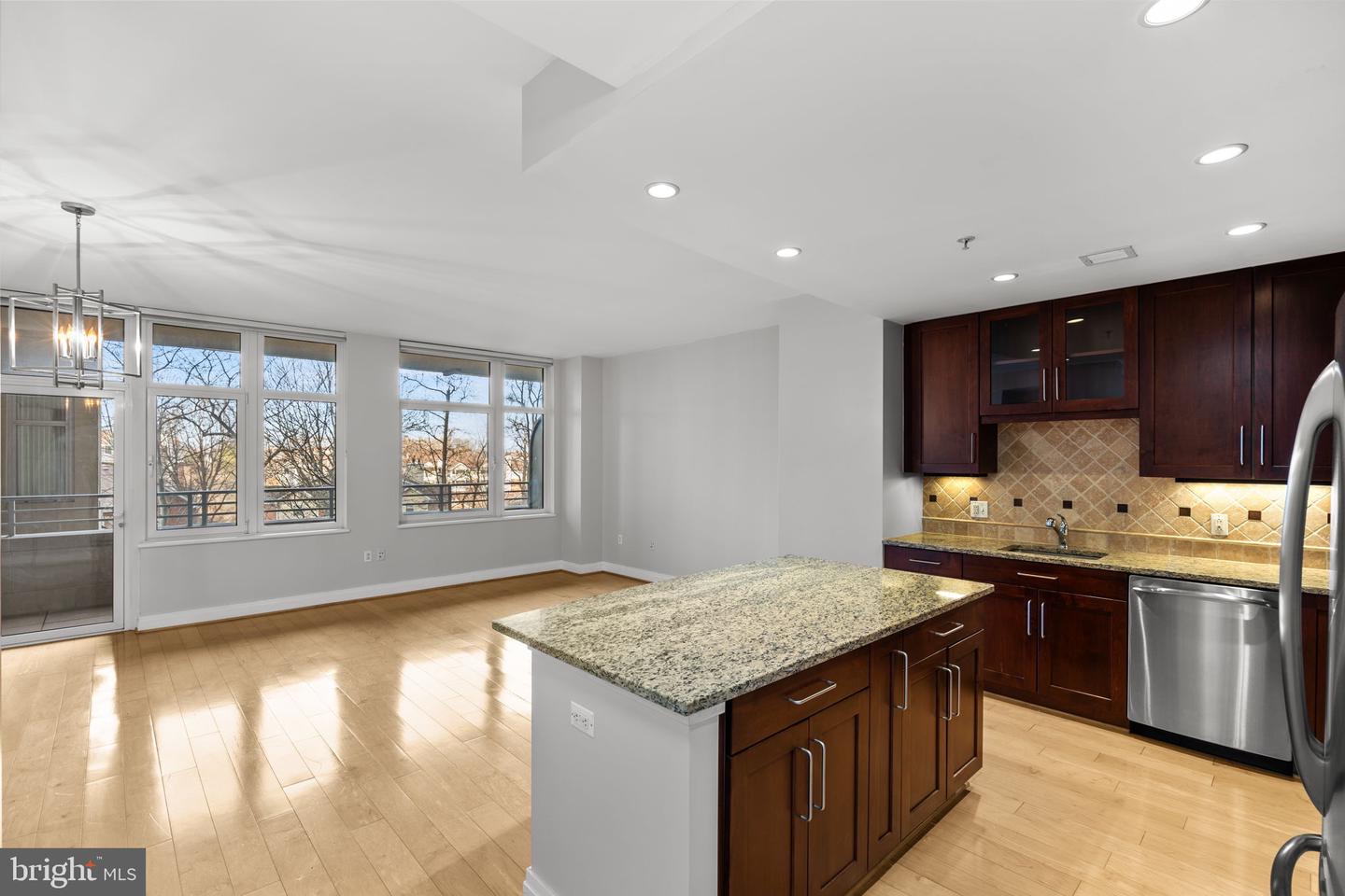 8220 CRESTWOOD HEIGHTS DR #203, MCLEAN, Virginia 22102, 1 Bedroom Bedrooms, 4 Rooms Rooms,2 BathroomsBathrooms,Residential,For sale,8220 CRESTWOOD HEIGHTS DR #203,VAFX2284356 MLS # VAFX2284356