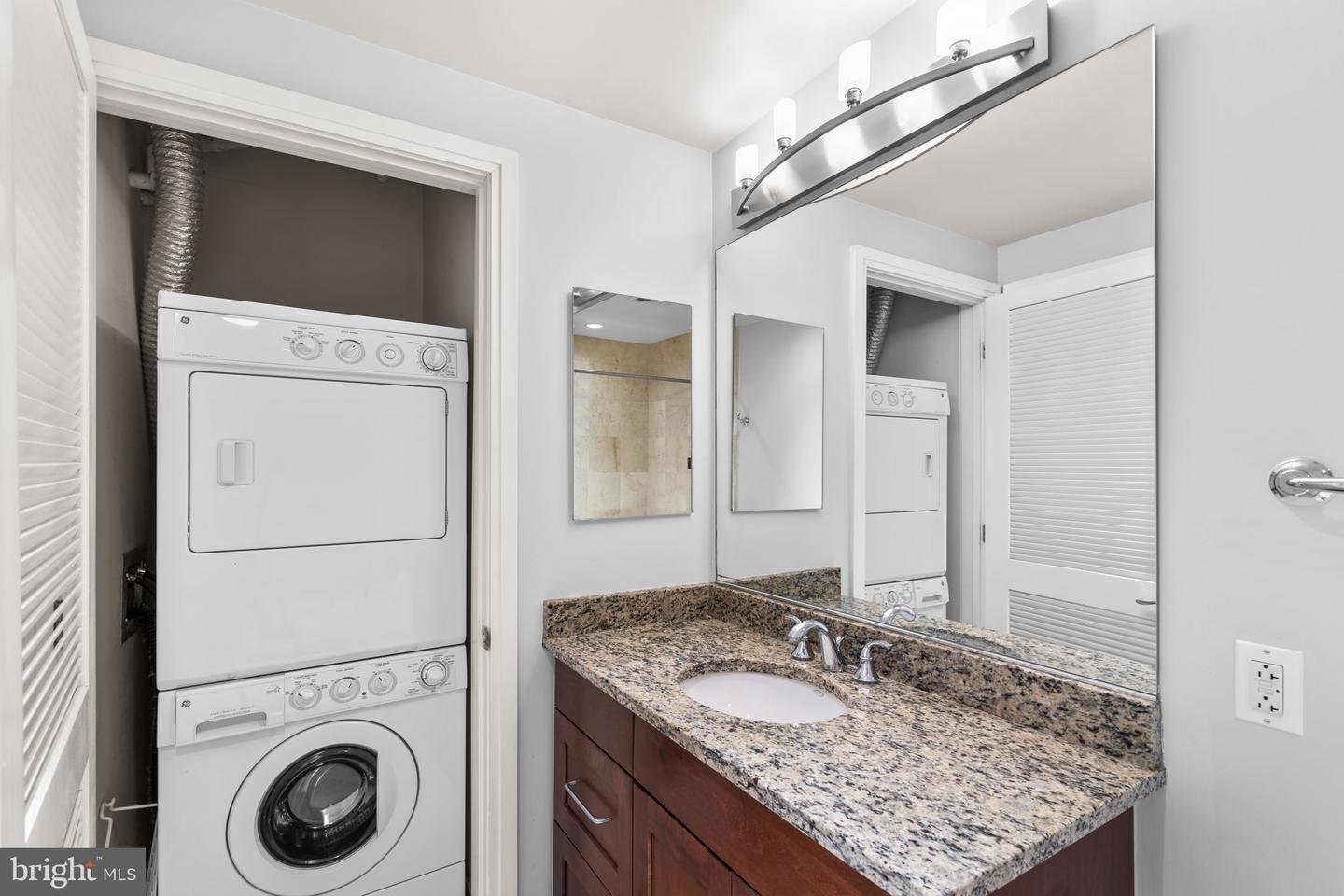 8220 CRESTWOOD HEIGHTS DR #203, MCLEAN, Virginia 22102, 1 Bedroom Bedrooms, 4 Rooms Rooms,2 BathroomsBathrooms,Residential,For sale,8220 CRESTWOOD HEIGHTS DR #203,VAFX2284356 MLS # VAFX2284356