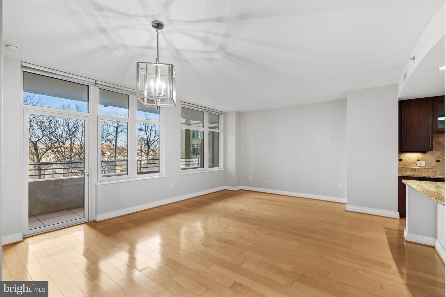 8220 CRESTWOOD HEIGHTS DR #203, MCLEAN, Virginia 22102, 1 Bedroom Bedrooms, 4 Rooms Rooms,2 BathroomsBathrooms,Residential,For sale,8220 CRESTWOOD HEIGHTS DR #203,VAFX2284356 MLS # VAFX2284356