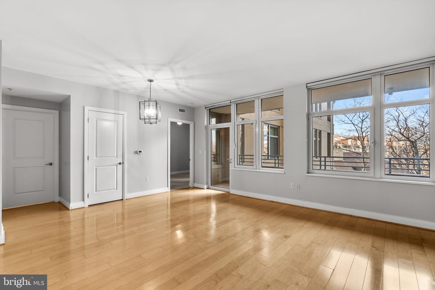 8220 CRESTWOOD HEIGHTS DR #203, MCLEAN, Virginia 22102, 1 Bedroom Bedrooms, 4 Rooms Rooms,2 BathroomsBathrooms,Residential,For sale,8220 CRESTWOOD HEIGHTS DR #203,VAFX2284356 MLS # VAFX2284356