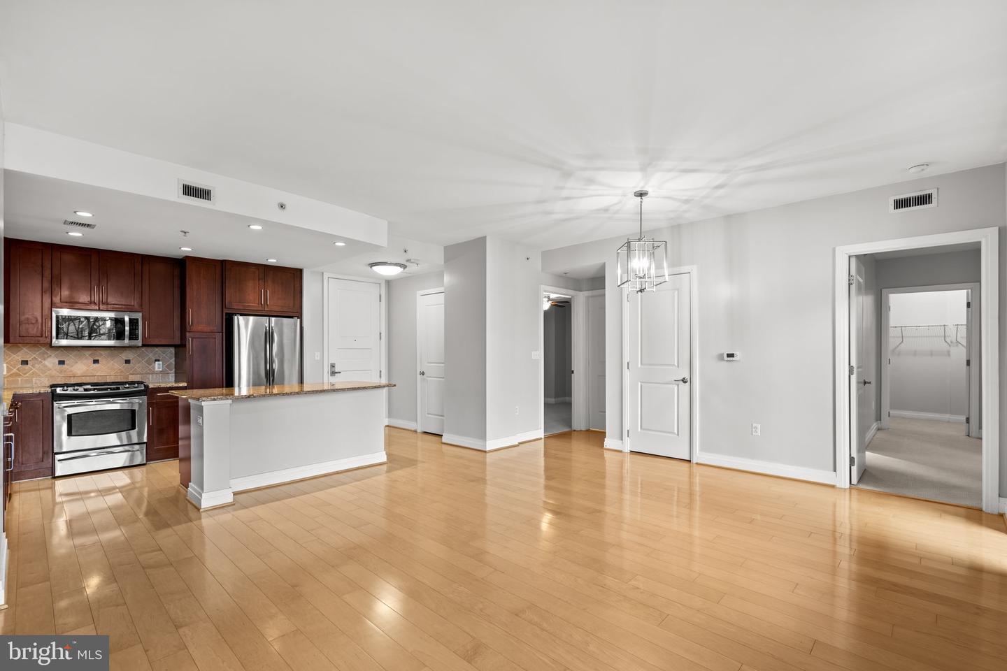 8220 CRESTWOOD HEIGHTS DR #203, MCLEAN, Virginia 22102, 1 Bedroom Bedrooms, 4 Rooms Rooms,2 BathroomsBathrooms,Residential,For sale,8220 CRESTWOOD HEIGHTS DR #203,VAFX2284356 MLS # VAFX2284356