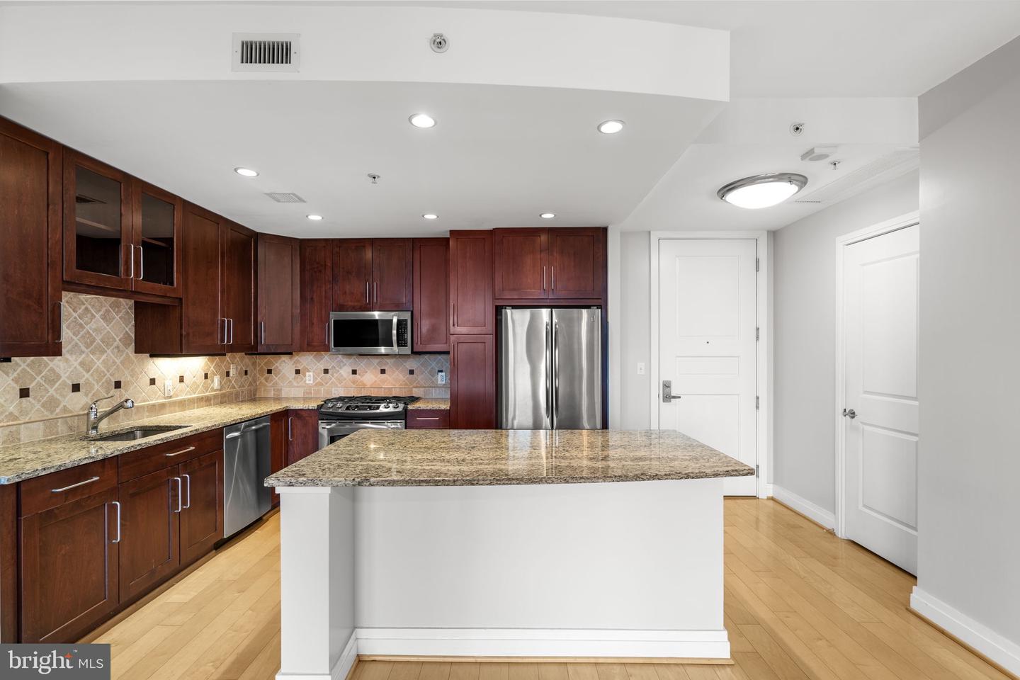 8220 CRESTWOOD HEIGHTS DR #203, MCLEAN, Virginia 22102, 1 Bedroom Bedrooms, 4 Rooms Rooms,2 BathroomsBathrooms,Residential,For sale,8220 CRESTWOOD HEIGHTS DR #203,VAFX2284356 MLS # VAFX2284356