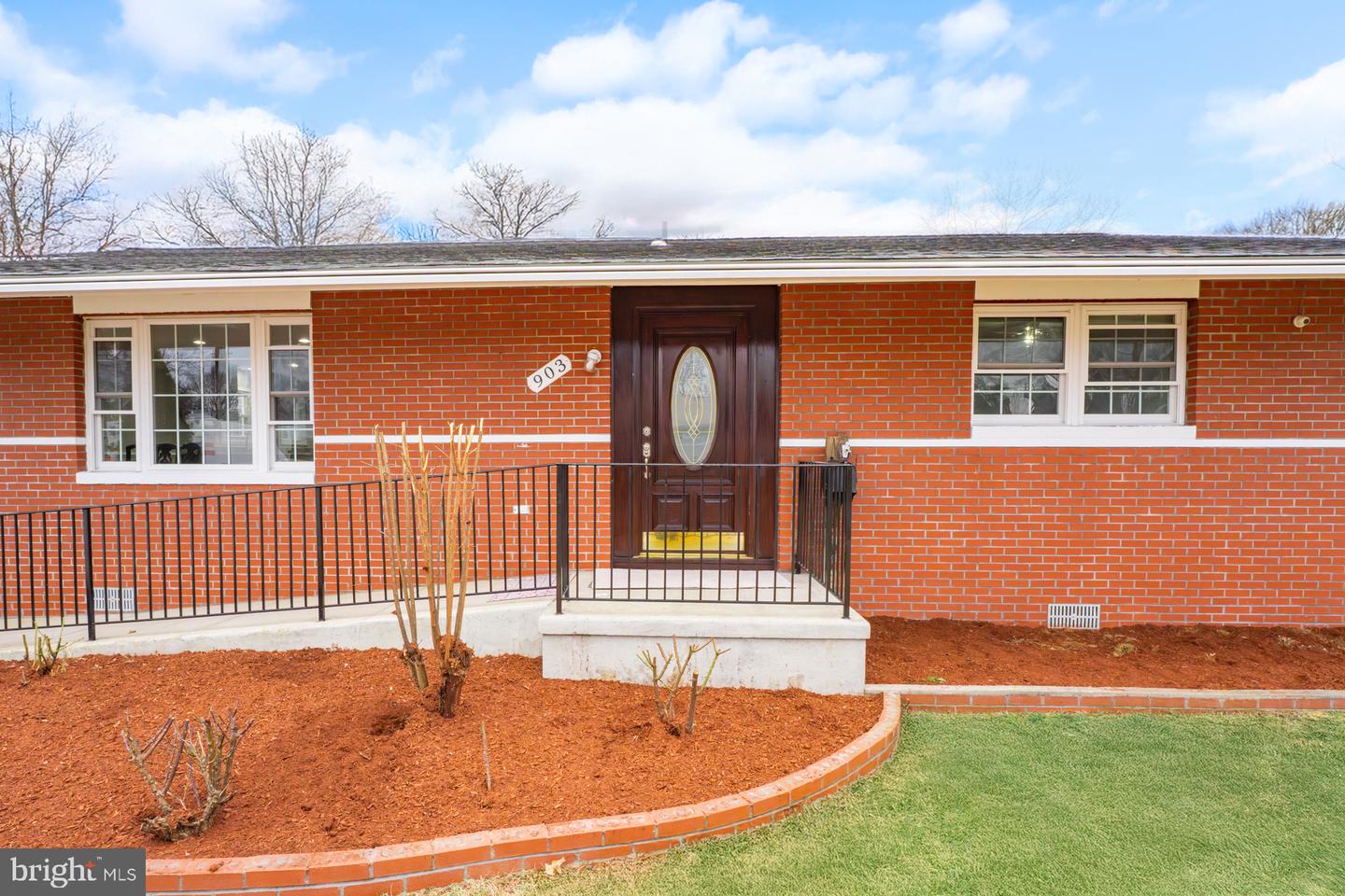 903 WINGFIELD RD, WOODBRIDGE, Virginia 22191, 4 Bedrooms Bedrooms, 6 Rooms Rooms,3 BathroomsBathrooms,Residential,For sale,903 WINGFIELD RD,VAPW2110104 MLS # VAPW2110104