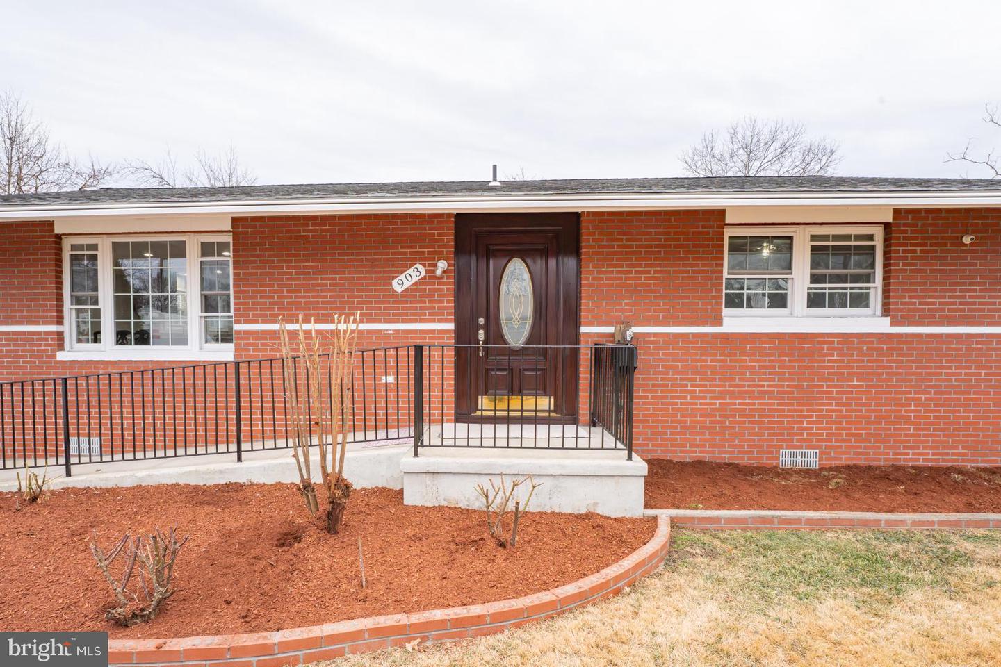 903 WINGFIELD RD, WOODBRIDGE, Virginia 22191, 4 Bedrooms Bedrooms, 6 Rooms Rooms,3 BathroomsBathrooms,Residential,For sale,903 WINGFIELD RD,VAPW2110104 MLS # VAPW2110104