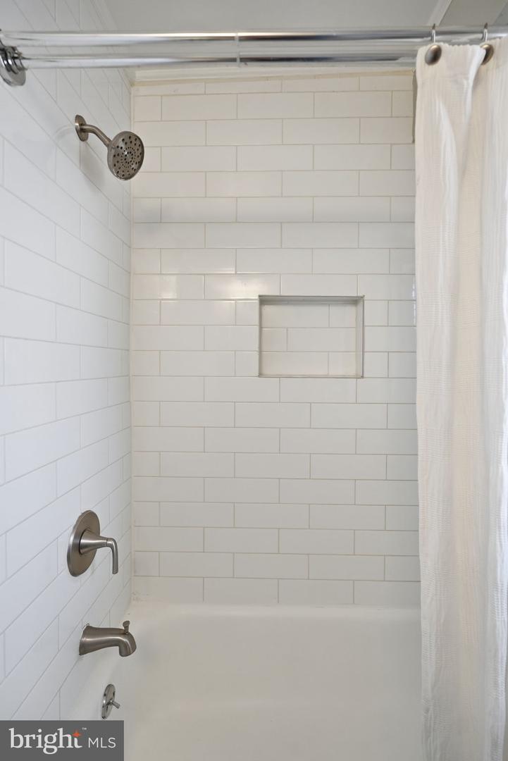 1401 S BARTON ST #221, ARLINGTON, Virginia 22204, 2 Bedrooms Bedrooms, ,1 BathroomBathrooms,Residential,For sale,1401 S BARTON ST #221,VAAR2067712 MLS # VAAR2067712