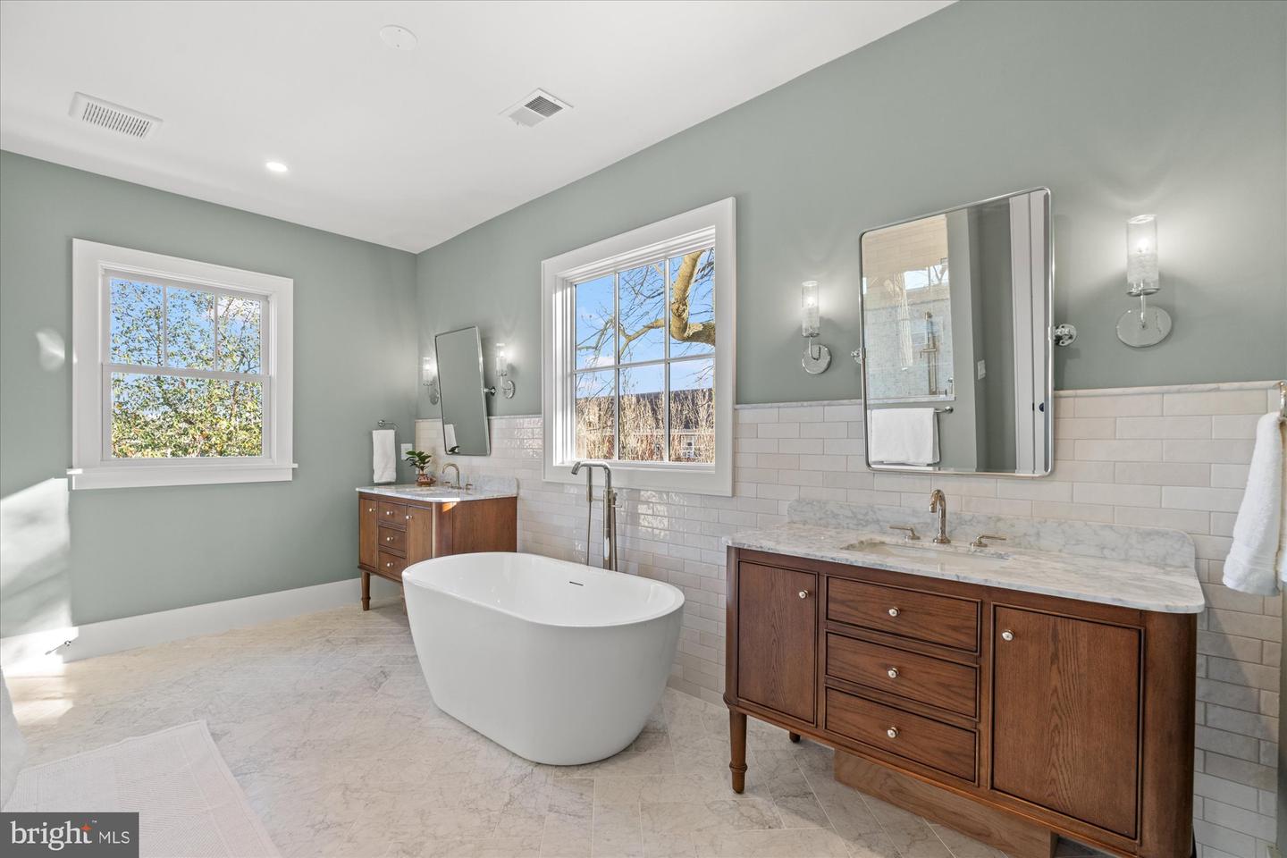 14 W BELLEFONTE AVE, ALEXANDRIA, Virginia 22301, 5 Bedrooms Bedrooms, ,5 BathroomsBathrooms,Residential,For sale,14 W BELLEFONTE AVE,VAAX2053240 MLS # VAAX2053240