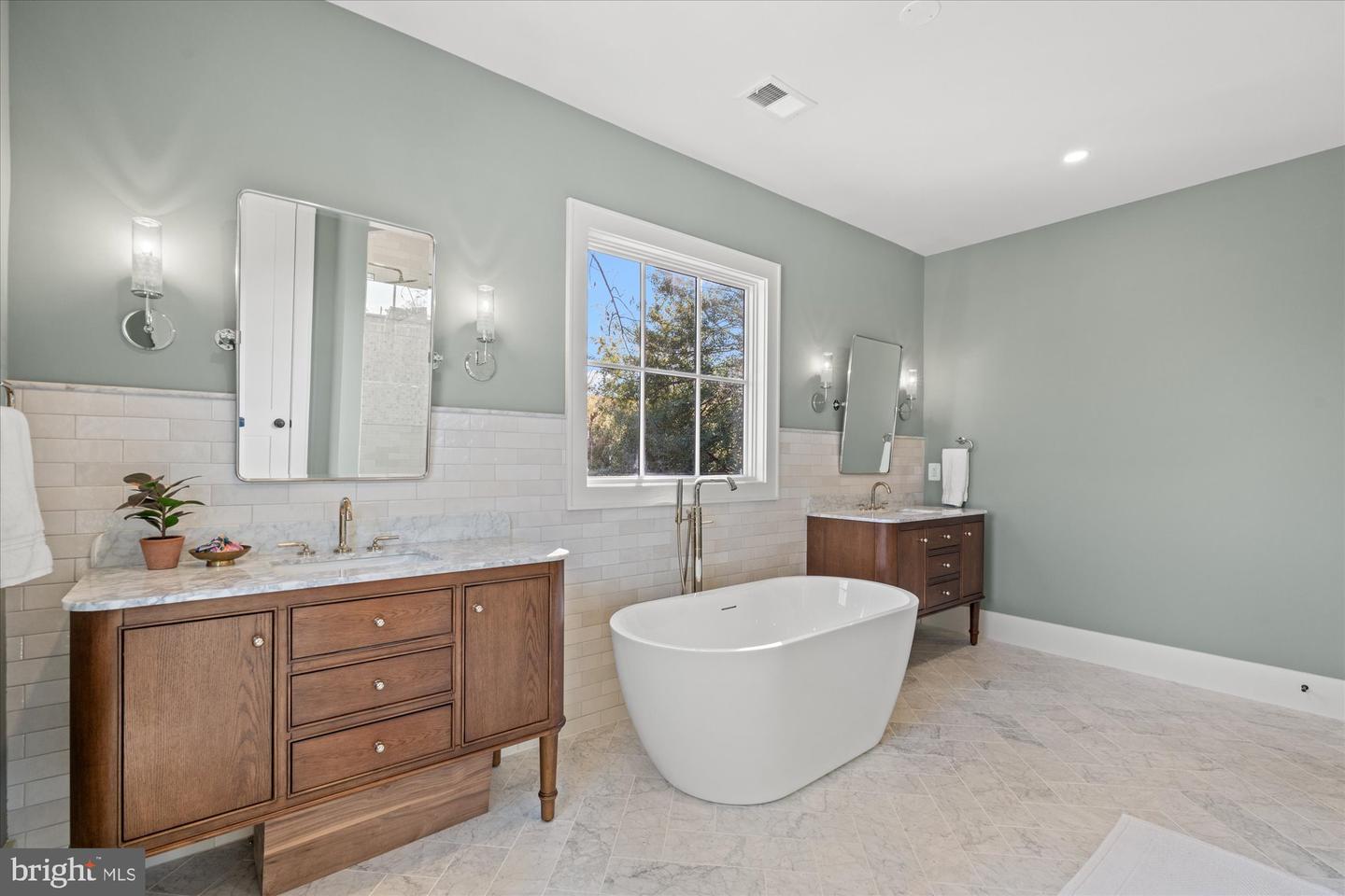 14 W BELLEFONTE AVE, ALEXANDRIA, Virginia 22301, 5 Bedrooms Bedrooms, ,5 BathroomsBathrooms,Residential,For sale,14 W BELLEFONTE AVE,VAAX2053240 MLS # VAAX2053240