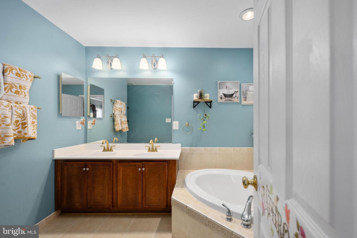 8593 WYNGATE MANOR CT, ALEXANDRIA, Virginia 22309, 3 Bedrooms Bedrooms, 7 Rooms Rooms,2 BathroomsBathrooms,Residential,For sale,8593 WYNGATE MANOR CT,VAFX2286238 MLS # VAFX2286238