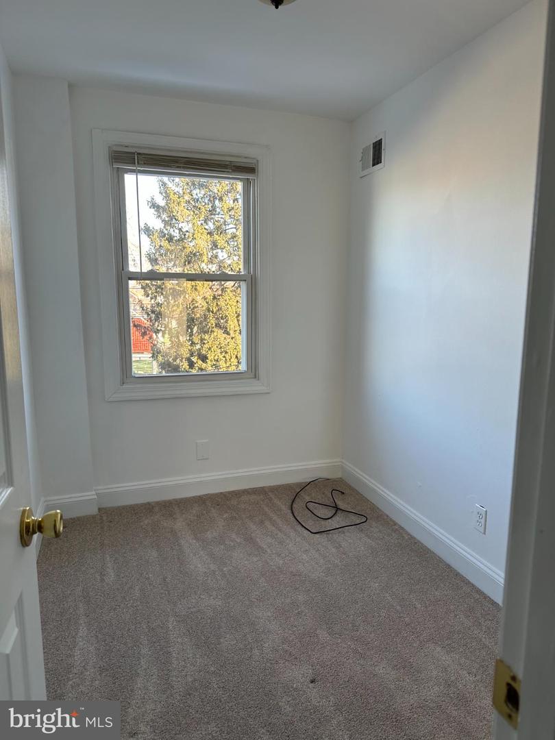 1750 E ST NE, WASHINGTON, District Of Columbia 20002, 3 Bedrooms Bedrooms, 9 Rooms Rooms,1 BathroomBathrooms,Residential,For sale,1750 E ST NE,DCDC2242348 MLS # DCDC2242348