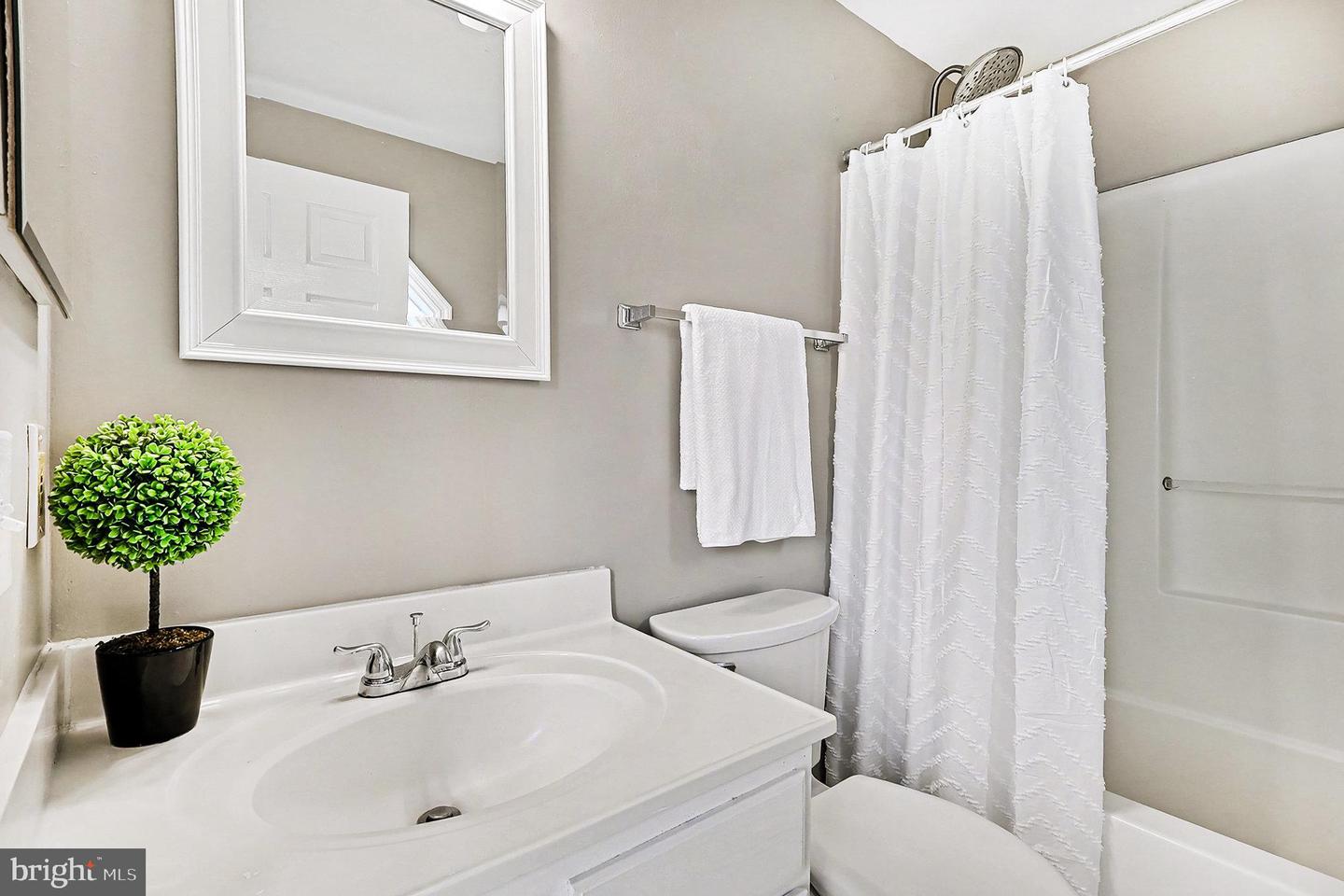 122 E GLEBE RD, ALEXANDRIA, Virginia 22305, 3 Bedrooms Bedrooms, 11 Rooms Rooms,3 BathroomsBathrooms,Residential,For sale,122 E GLEBE RD,VAAX2052250 MLS # VAAX2052250