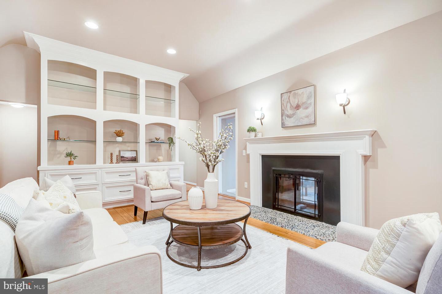 4827 27TH PL N, ARLINGTON, Virginia 22207, 5 Bedrooms Bedrooms, ,4 BathroomsBathrooms,Residential,For sale,4827 27TH PL N,VAAR2067408 MLS # VAAR2067408