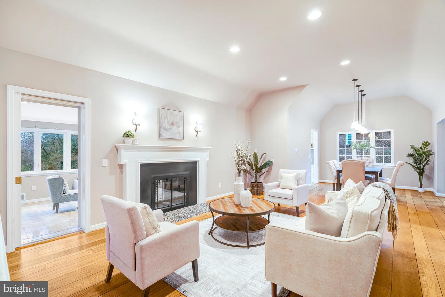 4827 27TH PL N, ARLINGTON, Virginia 22207, 5 Bedrooms Bedrooms, ,4 BathroomsBathrooms,Residential,For sale,4827 27TH PL N,VAAR2067408 MLS # VAAR2067408