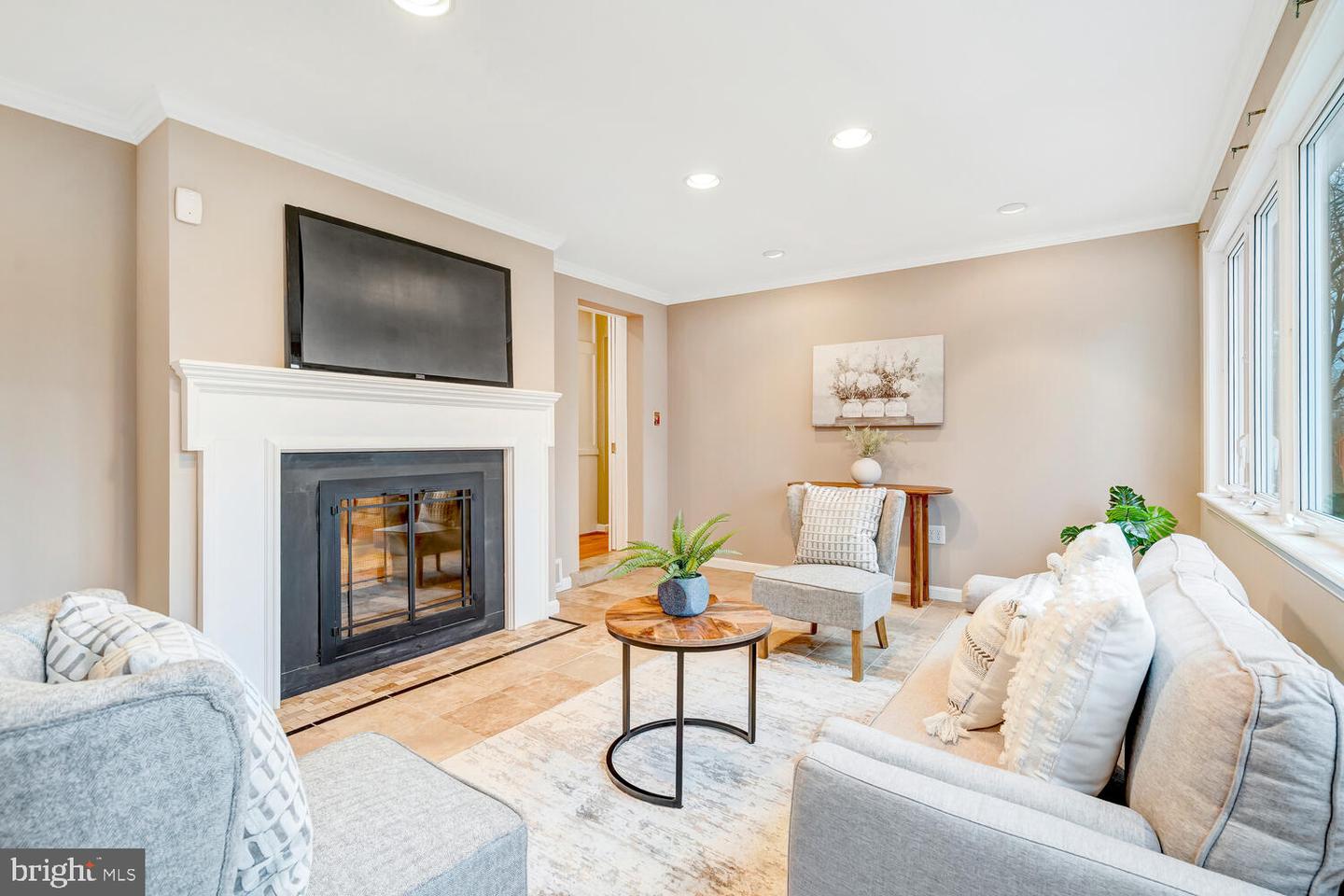 4827 27TH PL N, ARLINGTON, Virginia 22207, 5 Bedrooms Bedrooms, ,4 BathroomsBathrooms,Residential,For sale,4827 27TH PL N,VAAR2067408 MLS # VAAR2067408