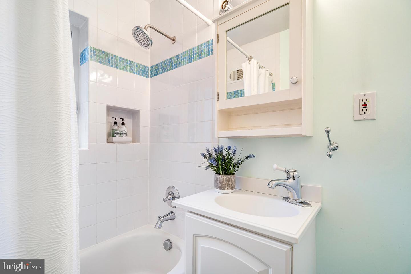 4827 27TH PL N, ARLINGTON, Virginia 22207, 5 Bedrooms Bedrooms, ,4 BathroomsBathrooms,Residential,For sale,4827 27TH PL N,VAAR2067408 MLS # VAAR2067408