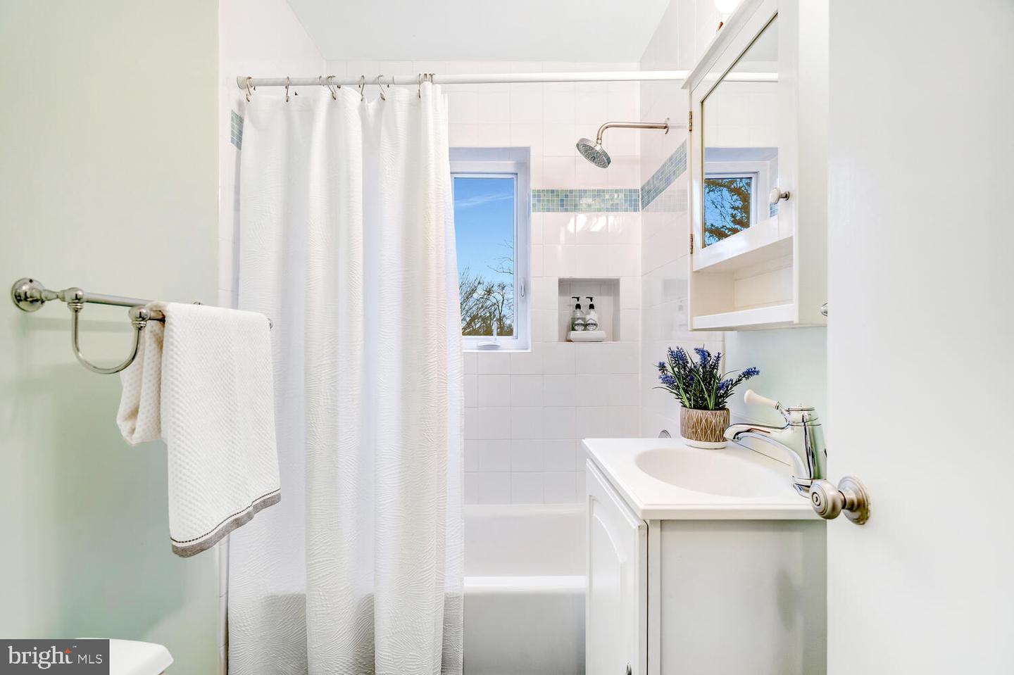 4827 27TH PL N, ARLINGTON, Virginia 22207, 5 Bedrooms Bedrooms, ,4 BathroomsBathrooms,Residential,For sale,4827 27TH PL N,VAAR2067408 MLS # VAAR2067408