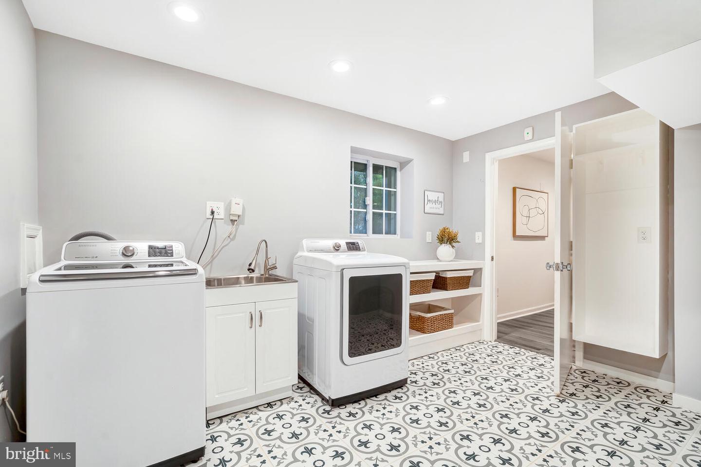 4827 27TH PL N, ARLINGTON, Virginia 22207, 5 Bedrooms Bedrooms, ,4 BathroomsBathrooms,Residential,For sale,4827 27TH PL N,VAAR2067408 MLS # VAAR2067408