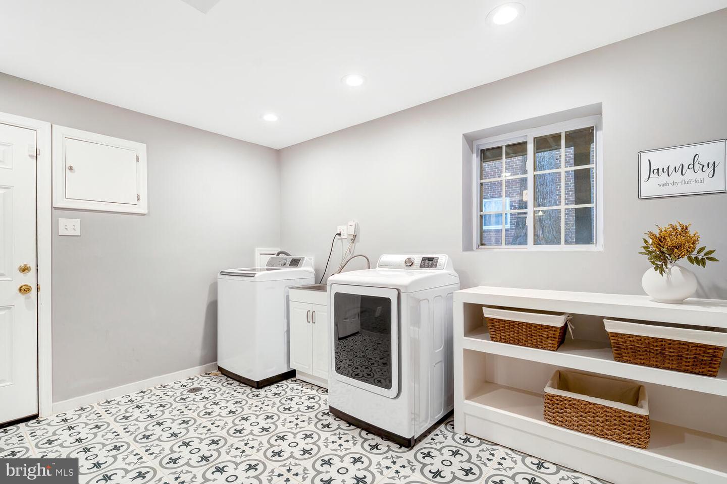 4827 27TH PL N, ARLINGTON, Virginia 22207, 5 Bedrooms Bedrooms, ,4 BathroomsBathrooms,Residential,For sale,4827 27TH PL N,VAAR2067408 MLS # VAAR2067408