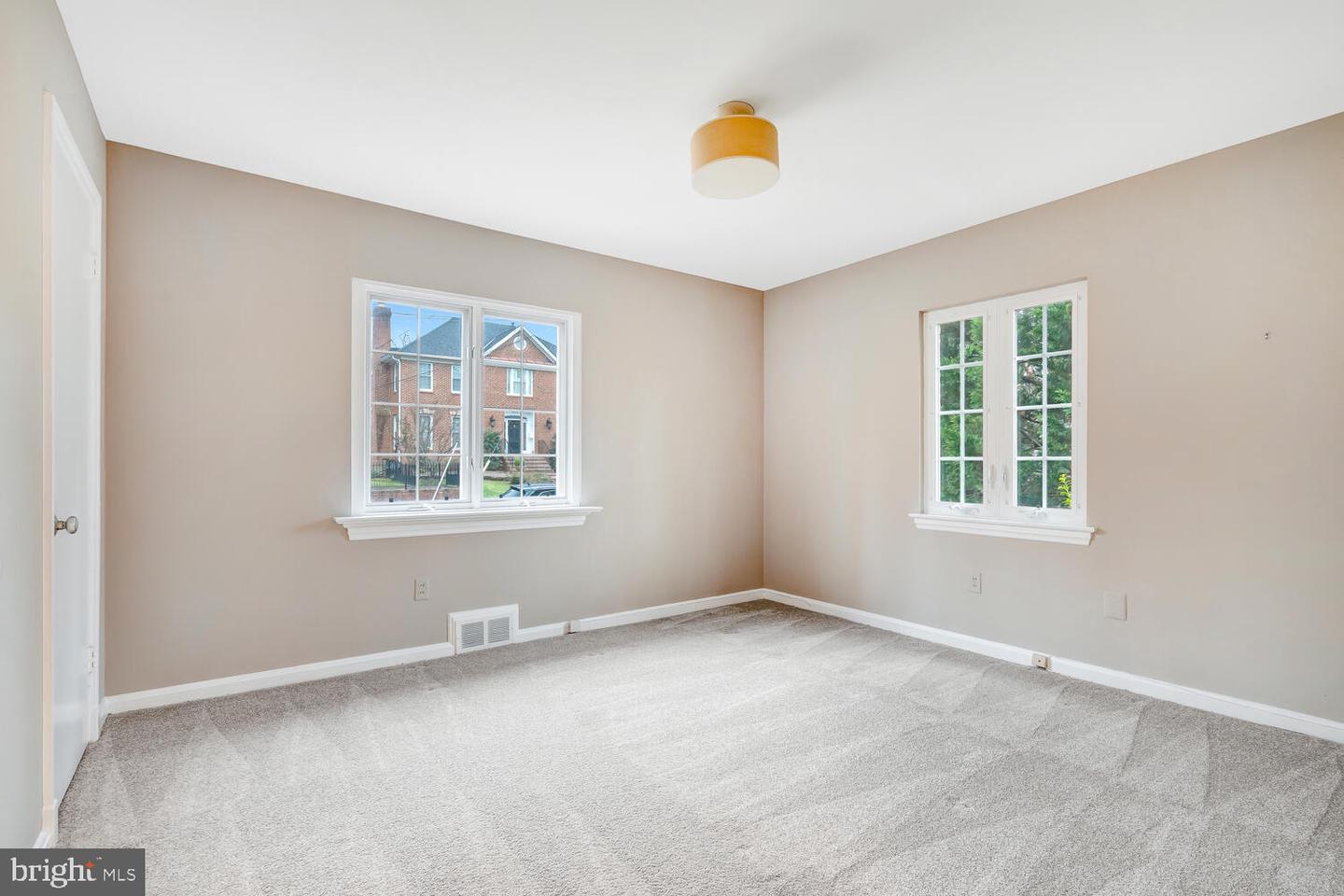 4827 27TH PL N, ARLINGTON, Virginia 22207, 5 Bedrooms Bedrooms, ,4 BathroomsBathrooms,Residential,For sale,4827 27TH PL N,VAAR2067408 MLS # VAAR2067408